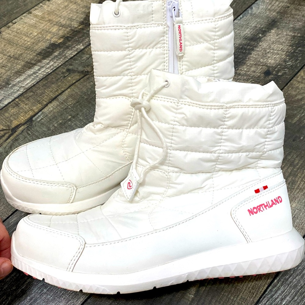 Beautiful like new White Northland short boots!